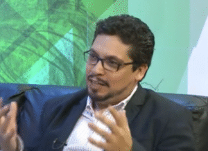 Economista advierte que precio del dólar podría llegar a nuevos máximos sobre $900