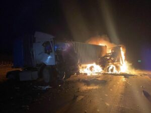 Camionero se quedó dormido, se estrelló contra otro vehículo de carga y se desató incendio