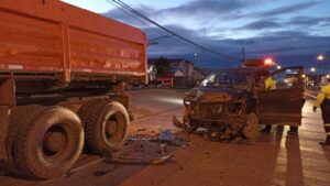 Conductor lesionado luego de estrellarse contra camión