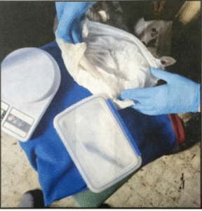 Encarcelan a hombre descubierto con abundante droga tras procedimiento de violencia intrafamiliar