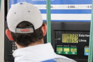 Bencinas y diésel subirán hoy 12 pesos el litro