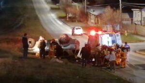 Conductor atrapado tras volcamiento en Porvenir