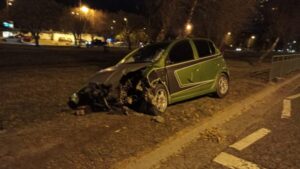 Chofer se da a la fuga tras volcar y arrasar con señalética