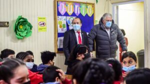 Senador Kusanovic constató problema de hacinamiento en Escuela Bernardo O’Higgins