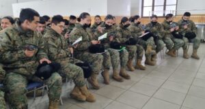 Carabineros realiza proceso de postulación ante jóvenes del Ejército de Chile