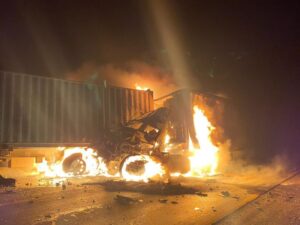Camionero se quedó dormido y desató un incendio tras chocar contra otro vehículo