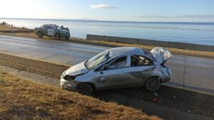 Dos pasajeros evacuados a Punta Arenas tras volcamiento en Ruta 9 Sur
