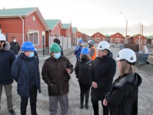 Autoridades y vecinos visitan avance del proyecto “Lomas de Baquedano” en Porvenir
