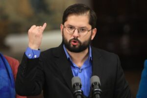 Aprobación a Boric sufre fuerte caída y Rechazo aumenta su ventaja casi 20 puntos