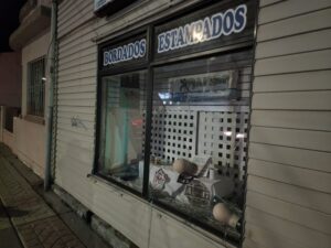 Detienen a jóvenes por robo a céntrica tienda de bordados