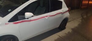 Mujer arremetió con pintura contra automóviles estacionados en el Barrio Prat