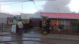 Vecinos rescataron a adulto mayor desde incendio que destruyó su vivienda