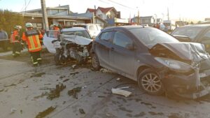 Triple colisión en sector norte de Punta Arenas deja dos pasajeros en estado grave