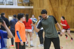 El seleccionado chileno y figura de balonmano Erwin Feuchtmann compartió con los jóvenes talentos de Punta Arenas