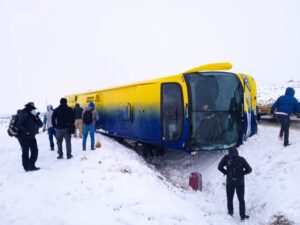 Bus que transportaba 39 pasajeros volcó en Laguna Blanca: cuatro lesionados