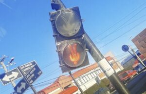 Semáforo peatonal dañado