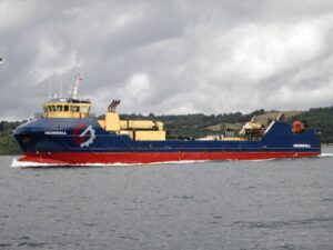 Rescatan a 13 tripulantes de embarcación que se hundió a 190 km de Punta Arenas
