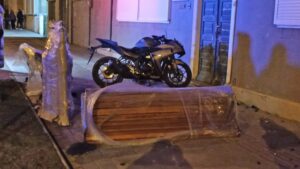 Grave motociclista tras colisión con vehículo