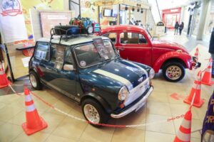 Más de 100 vehículos componen expo de autos antiguos