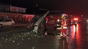 Conductor ebrio chocó su auto contra poste de alumbrado público
