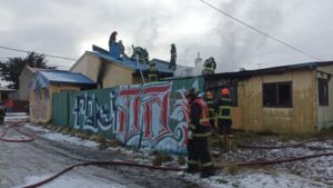 Incendio destruyó vivienda ayer en el Barrio Prat