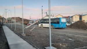 Camión recolector de basura chocó poste y provocó corte de electricidad
