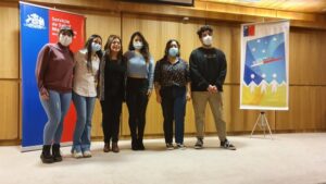 Exdirectora de Jardín Infantil se reencuentra con alumnos en simbólica entrega de becas