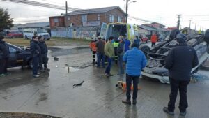 Colisión con volcamiento dejó cuatro lesionados