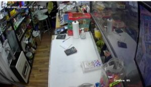 Cámara captó a sujeto que robó alcancía de Agaci