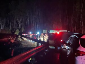 Rescatan a familia en Faro San Isidro