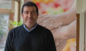Exdirector de Mejor Niñez demanda al servicio en $300 millones por despido discriminatorio