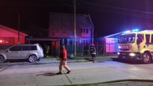 Quema de neumáticos casi terminó en incendio de casa