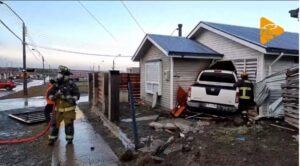 Camioneta impactó frontis de vivienda en Puerto Natales