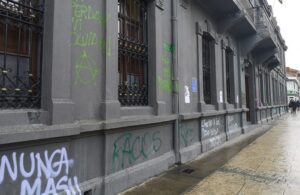 Jóvenes que rayaron frontis de edificio de exIntendencia tendrán que pagar $232 mil