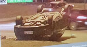 Auto volcó en calle 21 de Mayo con Alessandri