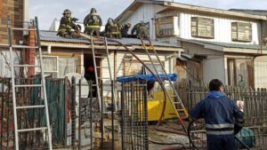 Incendio afectó vivienda en Aves Australes