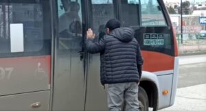 Conductor rompió con puños vidrios de micro