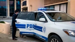 PDI se querella contra hombre que habría agredido a tres funcionarios en cuartel policial