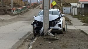 Conductor se estrelló contra poste de alumbrado