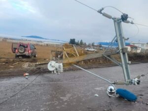 Vehículo arrasó con poste de alumbrado público