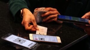 Joven que intentó abandonar la región con pase falsificado tendrá que pagar $100 mil
