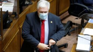 Senador le regala un queque a ministra del Interior para que “corte el queque”