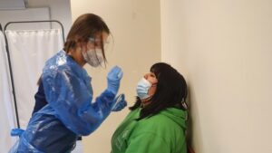 Salud despliega múltiples operativos de vacunación y testeo en establecimientos de educación superior