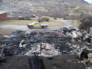 Incendio destruyó quincho y cafetería en Torres del Paine
