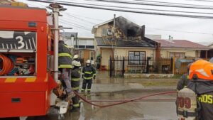 Incendio destruyó vivienda en Población Silva Henríquez