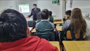 Sicólogo realiza charlas de convivencia escolar