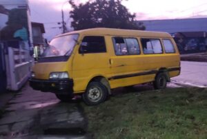 Jóvenes destruyeron vidrios de furgón a piedrazos