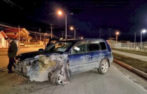 Conductora impactó poste frente a hospital