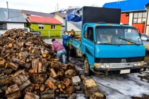 Realizan entrega de leña a familias de Puerto Williams