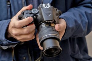 Detienen a joven con cámara avaluada en $5 millones que provenía de robo